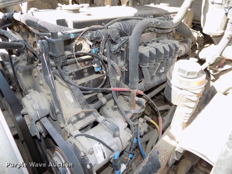 image for item DB8607 2000 Volvo VN semi truck