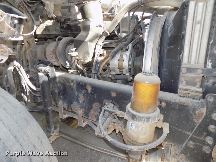 image for item DB8607 2000 Volvo VN semi truck