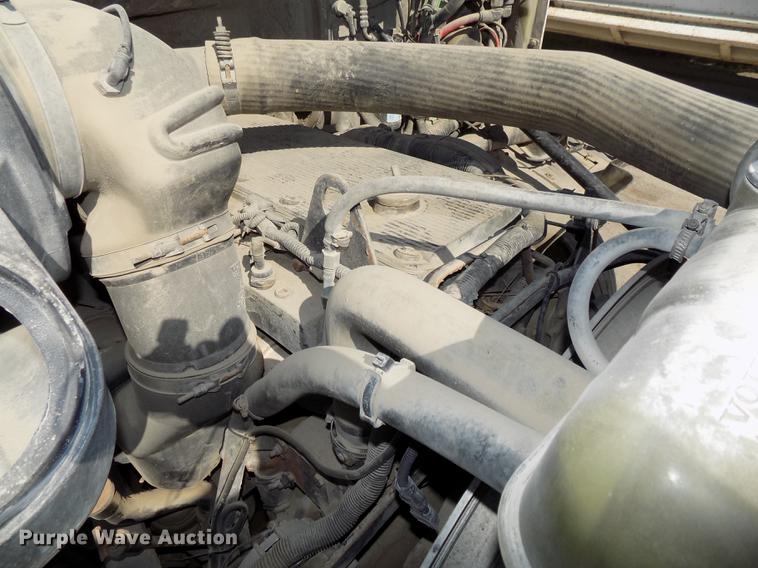 image for item DB8607 2000 Volvo VN semi truck