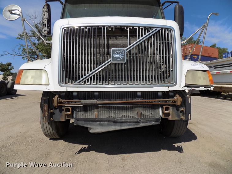image for item DB8607 2000 Volvo VN semi truck