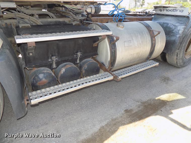 image for item DB8607 2000 Volvo VN semi truck