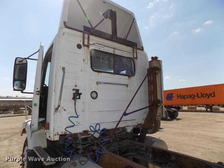 image for item DB8607 2000 Volvo VN semi truck