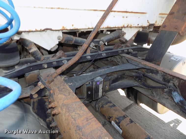 image for item DB8607 2000 Volvo VN semi truck