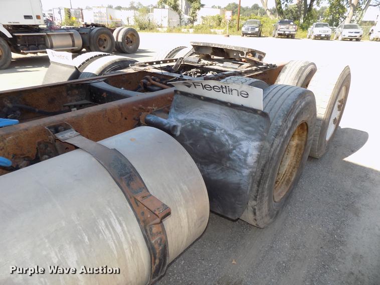 image for item DB8607 2000 Volvo VN semi truck