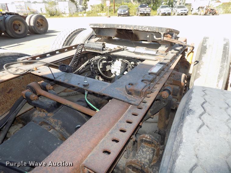 image for item DB8607 2000 Volvo VN semi truck