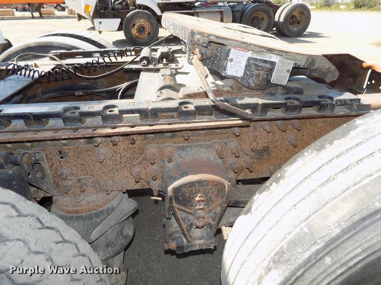 image for item DB8607 2000 Volvo VN semi truck