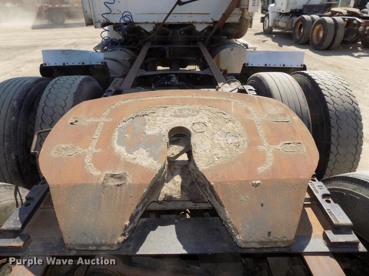 image for item DB8607 2000 Volvo VN semi truck