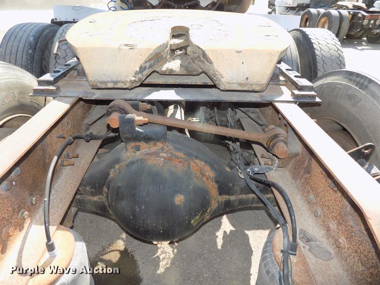 image for item DB8607 2000 Volvo VN semi truck