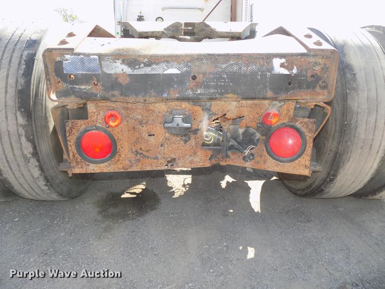 image for item DB8607 2000 Volvo VN semi truck