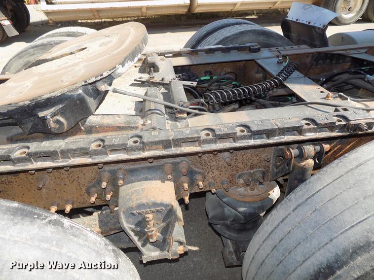 image for item DB8607 2000 Volvo VN semi truck