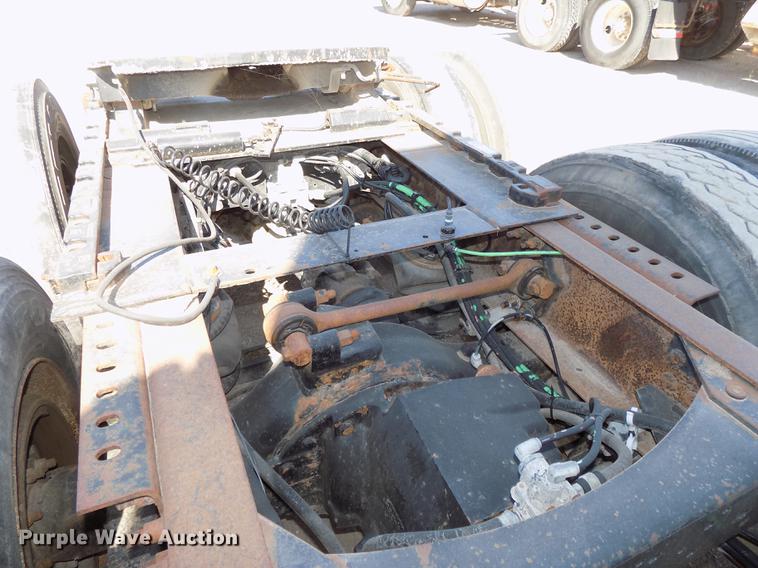 image for item DB8607 2000 Volvo VN semi truck