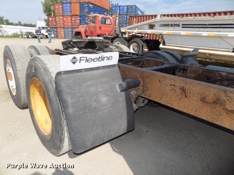 image for item DB8607 2000 Volvo VN semi truck