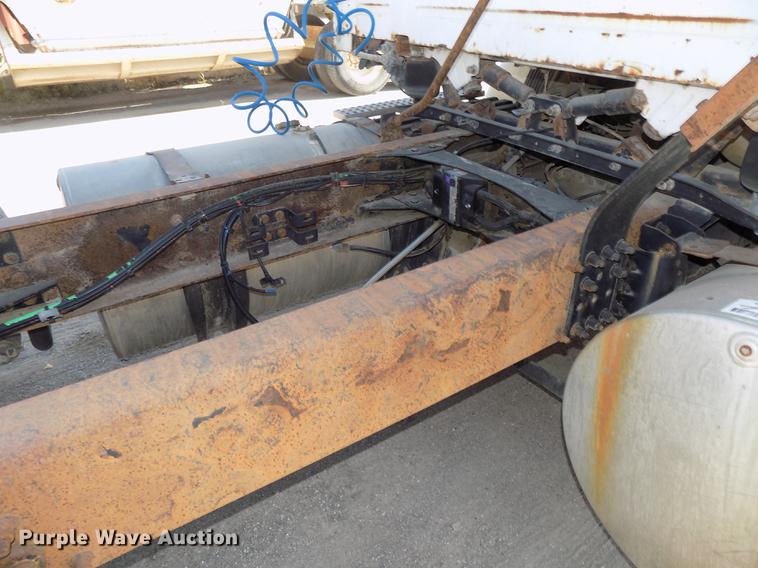 image for item DB8607 2000 Volvo VN semi truck