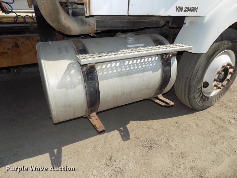 image for item DB8607 2000 Volvo VN semi truck