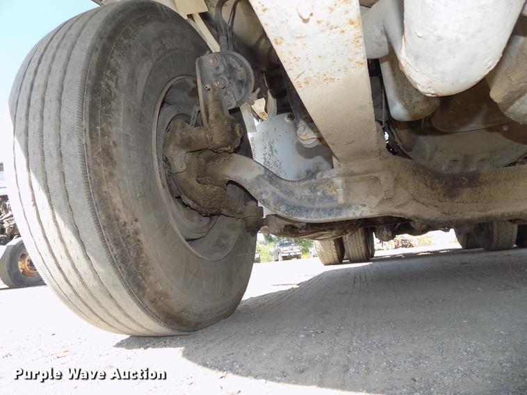 image for item DB8607 2000 Volvo VN semi truck