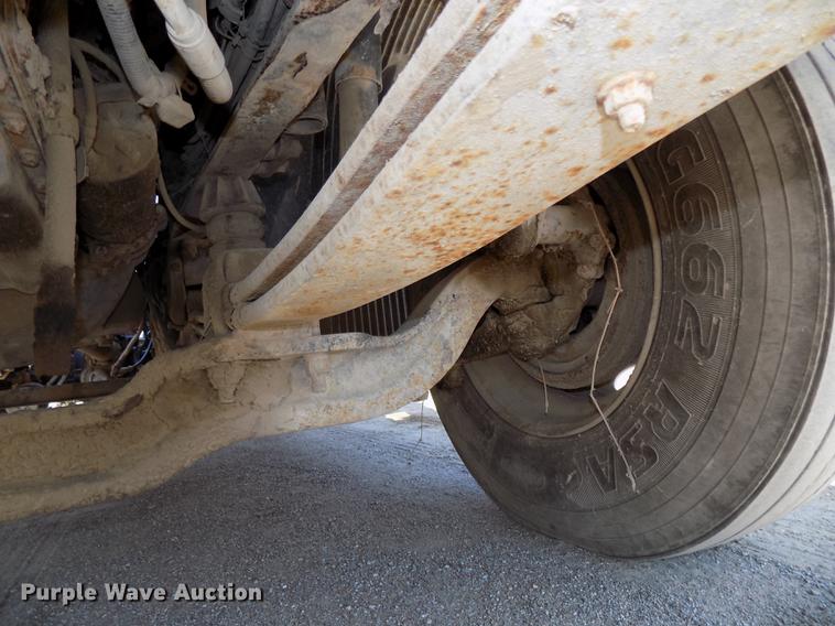 image for item DB8607 2000 Volvo VN semi truck