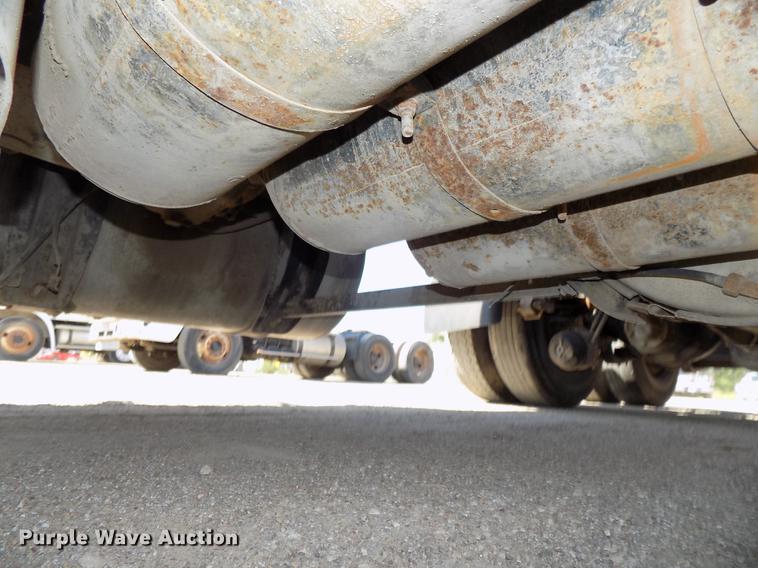 image for item DB8607 2000 Volvo VN semi truck