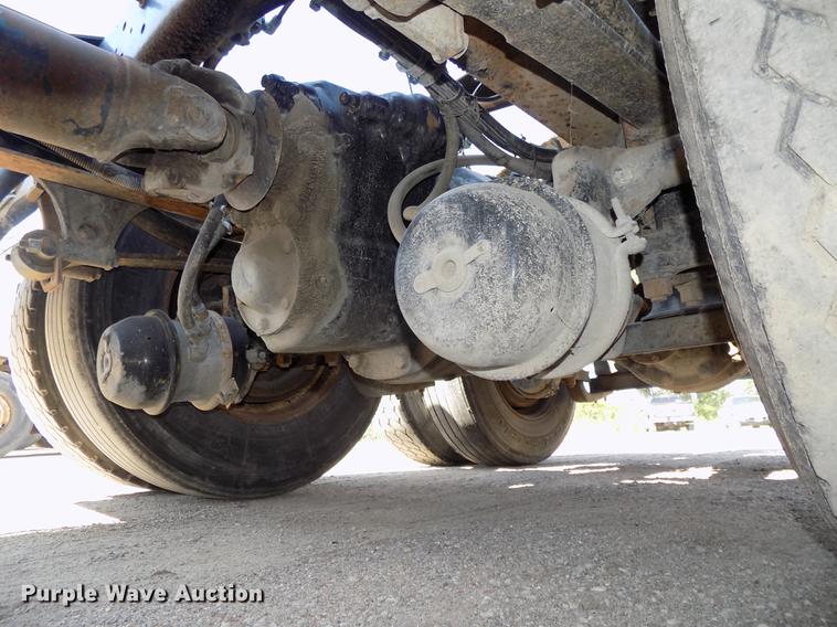 image for item DB8607 2000 Volvo VN semi truck