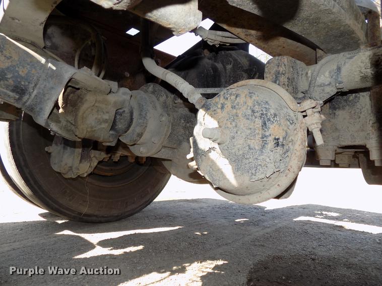 image for item DB8607 2000 Volvo VN semi truck