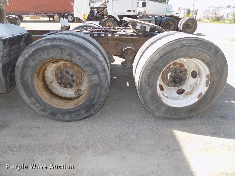 image for item DB8607 2000 Volvo VN semi truck