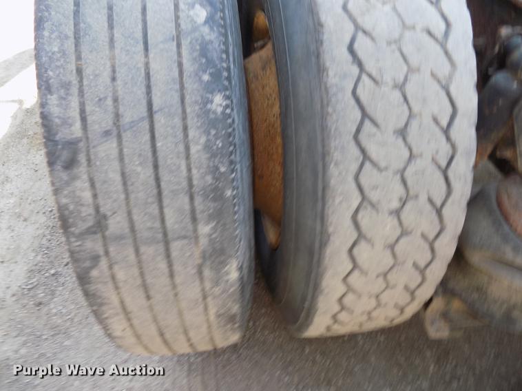 image for item DB8607 2000 Volvo VN semi truck