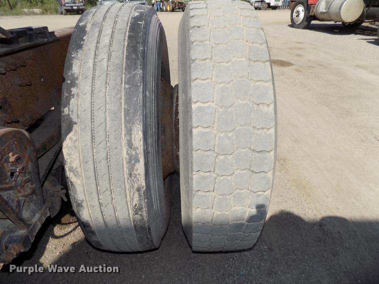 image for item DB8607 2000 Volvo VN semi truck