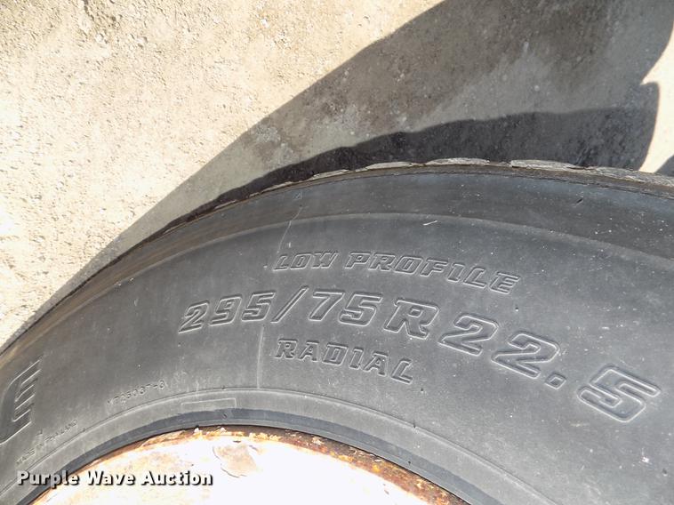 image for item DB8607 2000 Volvo VN semi truck