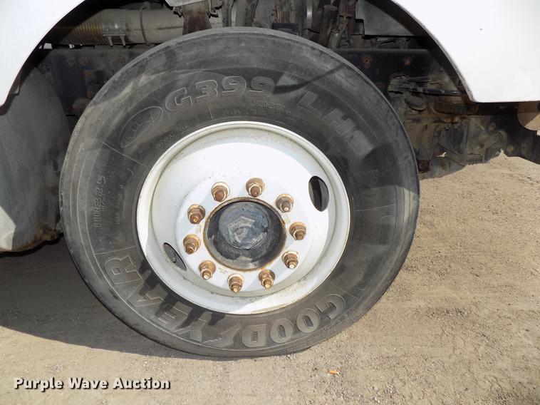 image for item DB8607 2000 Volvo VN semi truck