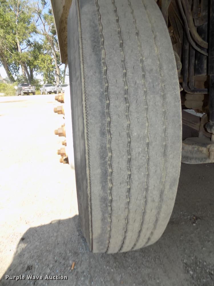 image for item DB8607 2000 Volvo VN semi truck