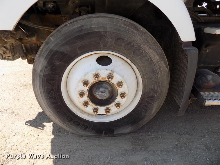 image for item DB8607 2000 Volvo VN semi truck