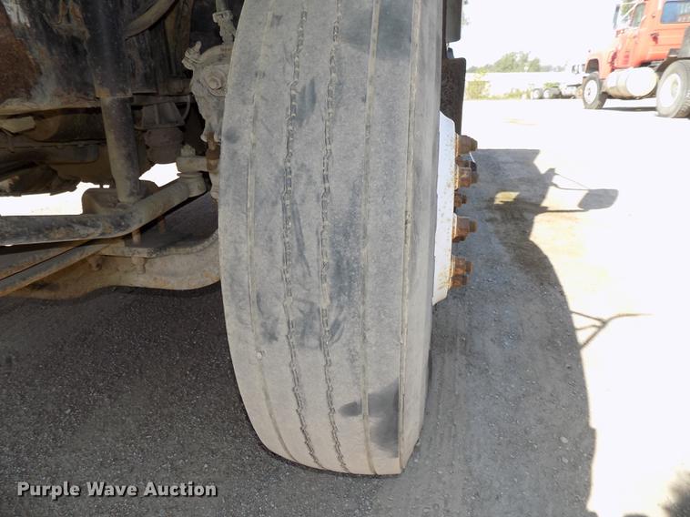 image for item DB8607 2000 Volvo VN semi truck