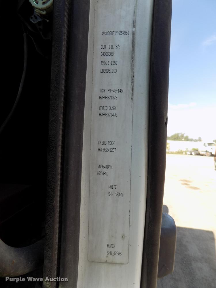 image for item DB8607 2000 Volvo VN semi truck