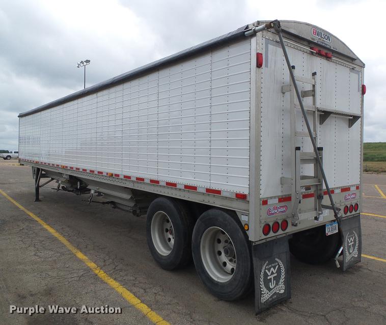 image for item DD5879 2016 Wilson DWH-550 double hopper bottom grain trailer