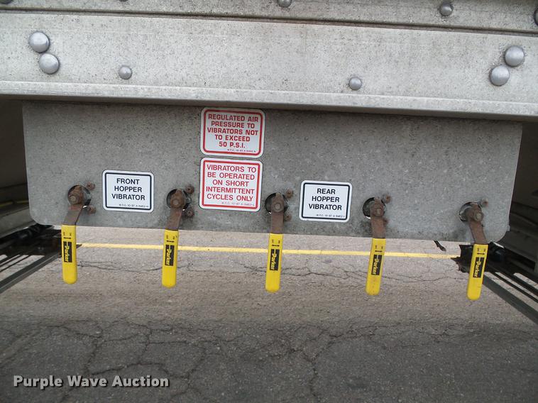 image for item DD5879 2016 Wilson DWH-550 double hopper bottom grain trailer