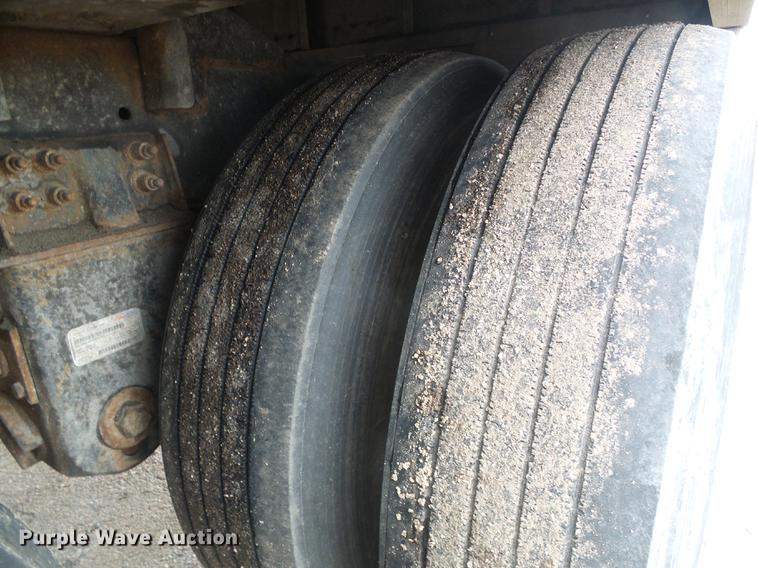 image for item DD5879 2016 Wilson DWH-550 double hopper bottom grain trailer