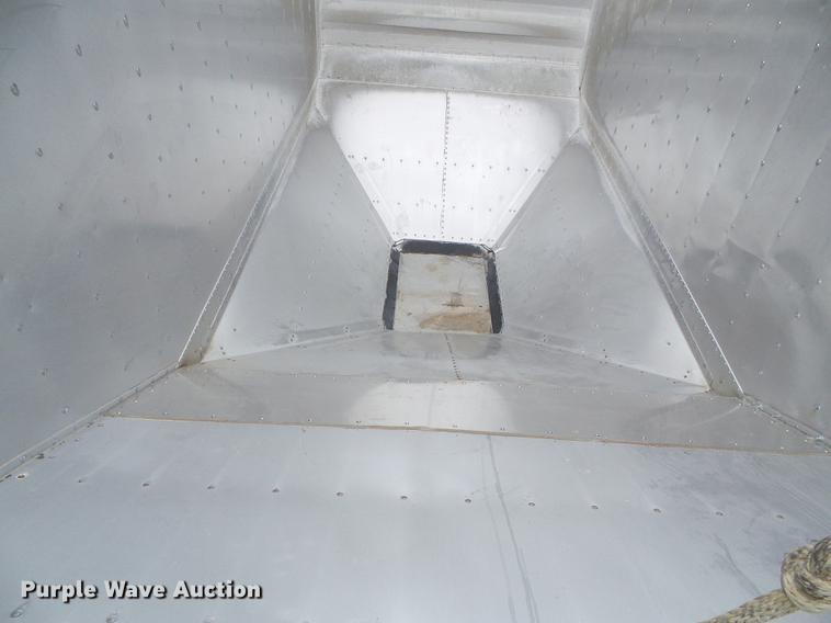 image for item DD5879 2016 Wilson DWH-550 double hopper bottom grain trailer