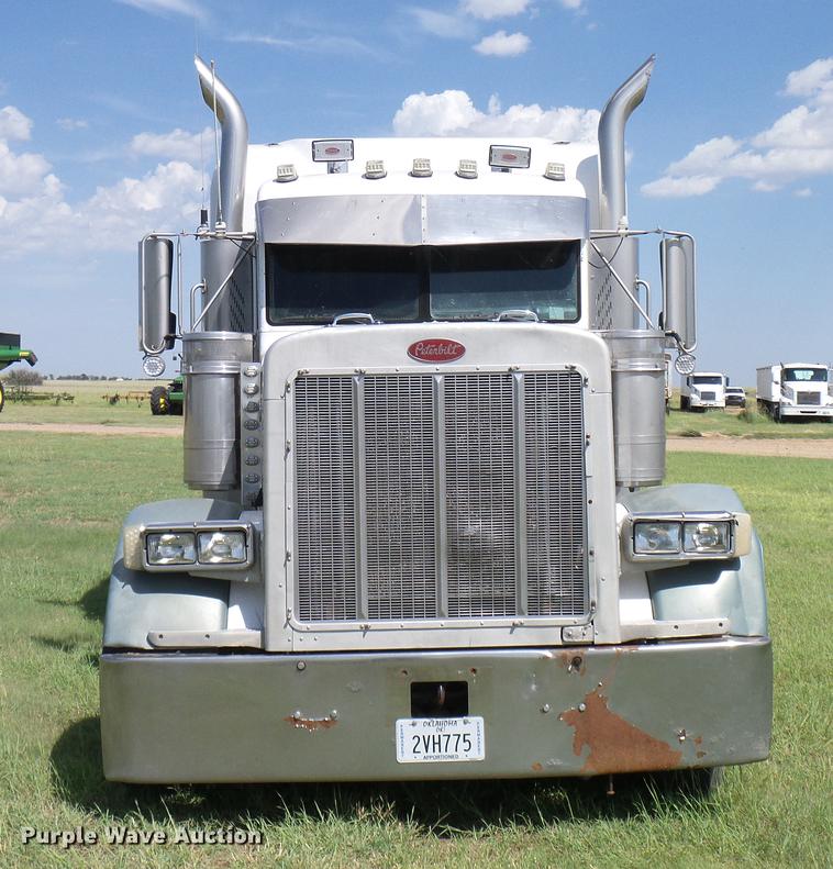 image for item DD5928 2002 Peterbilt 379 semi truck