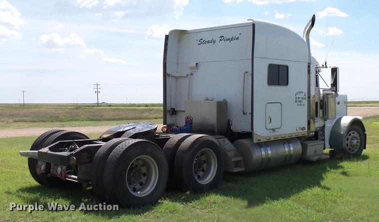 image for item DD5928 2002 Peterbilt 379 semi truck