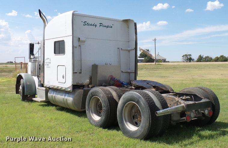 image for item DD5928 2002 Peterbilt 379 semi truck