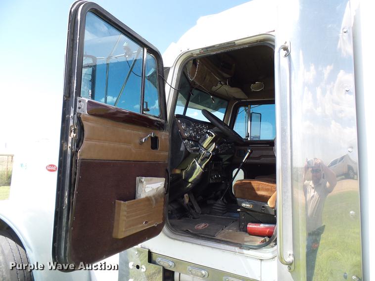 image for item DD5928 2002 Peterbilt 379 semi truck