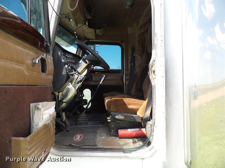 image for item DD5928 2002 Peterbilt 379 semi truck