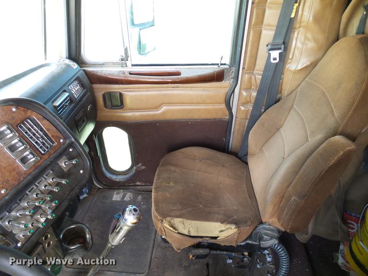 image for item DD5928 2002 Peterbilt 379 semi truck