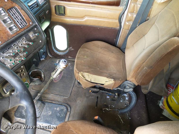 image for item DD5928 2002 Peterbilt 379 semi truck