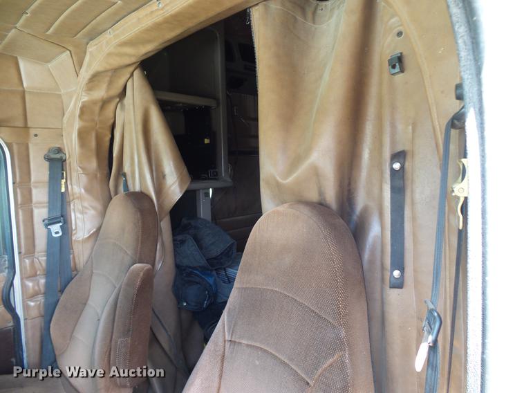 image for item DD5928 2002 Peterbilt 379 semi truck