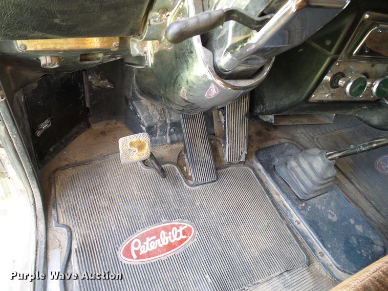 image for item DD5928 2002 Peterbilt 379 semi truck