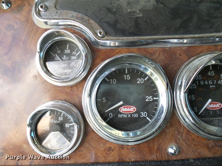 image for item DD5928 2002 Peterbilt 379 semi truck