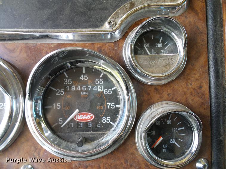 image for item DD5928 2002 Peterbilt 379 semi truck