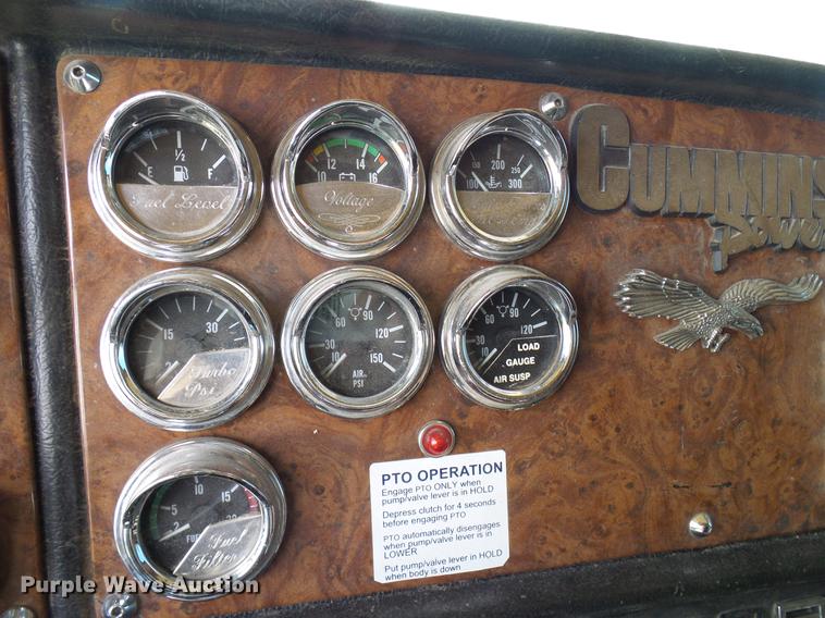 image for item DD5928 2002 Peterbilt 379 semi truck