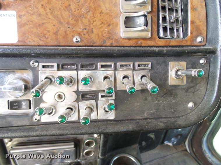 image for item DD5928 2002 Peterbilt 379 semi truck