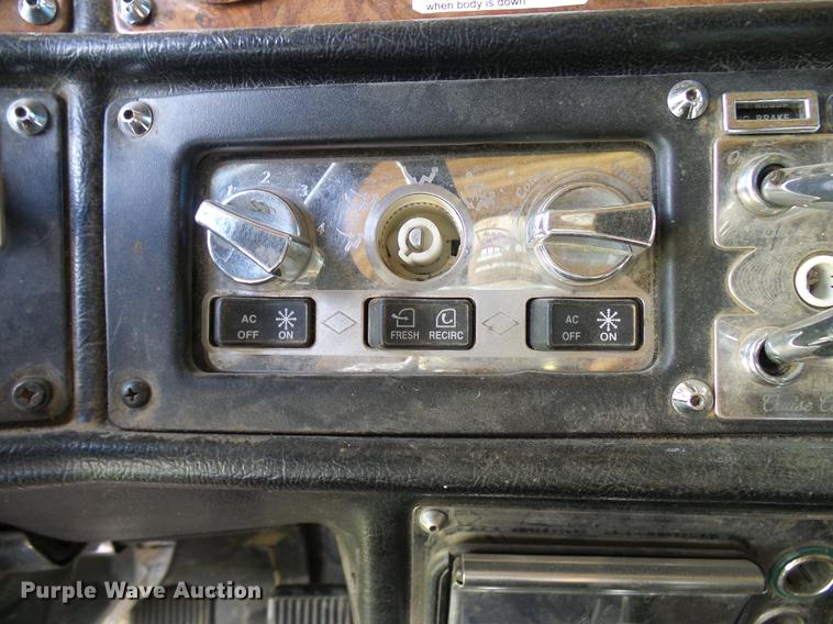 image for item DD5928 2002 Peterbilt 379 semi truck